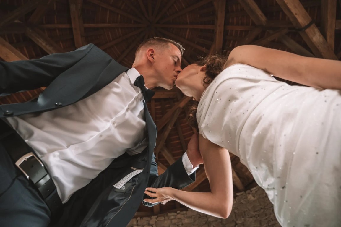 Poročni fotograf Otočec – grajsko dvorišče